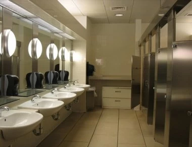 Δημόσιες τουαλέτες: Ποιος είναι ο πιο υγιεινός τρόπος να κάθεστε (βίντεο)